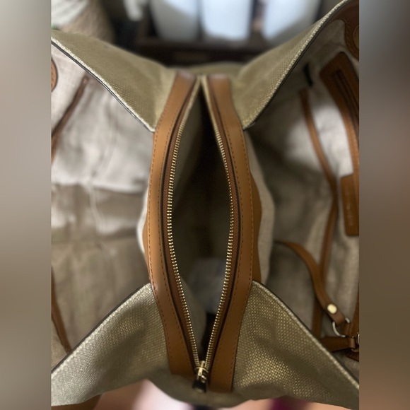 In Excellent Condition Michael Kors Raven Large Raven Gold Leather Shoulder Bag - Picture 7 of 9